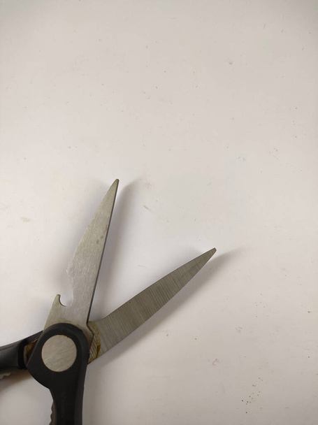 фото черных ножниц из нержавеющей стали, изолированных на белом фоне - Фото, изображение