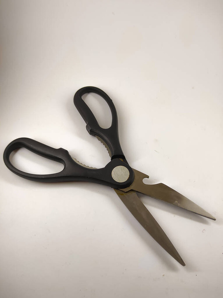 zdjęcie czarnych nożyczek ze stali nierdzewnej izolowanych na białym tle - Zdjęcie, obraz
