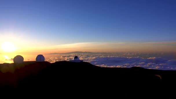 L'observatoire dans une mer de nuages couchant le soleil. Observatoire Mauna Kea, Big Island, Hawaï, États-Unis Juin 2019. - Séquence, vidéo