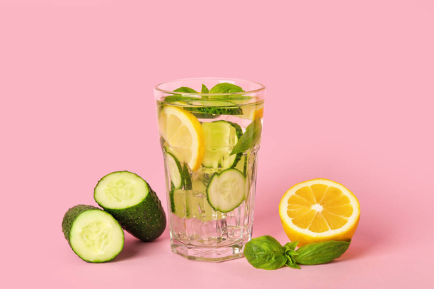 Склянка з лимонадом огірків на кольоровому фоні
 - Фото, зображення