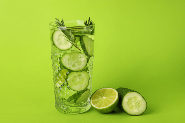 Glass with cucumber lemonade on color background - Foto, Imagem