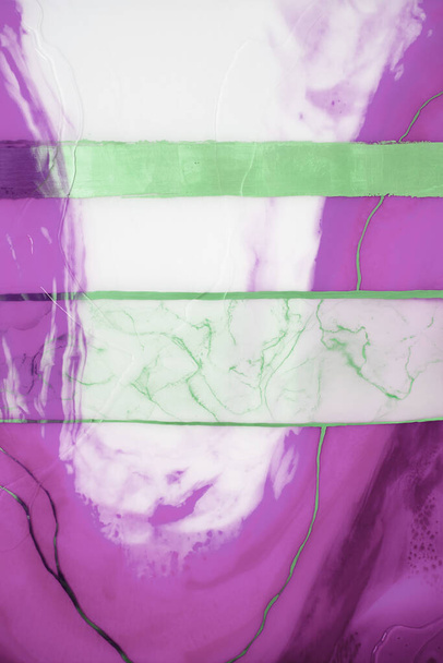 Vloeistofstroom textuur verf. moderne kunstachtergrond. abstracte epoxyhars schilderen. Groene golven met brons. abstract digitaal papier beeldende kunst patroon. - Foto, afbeelding
