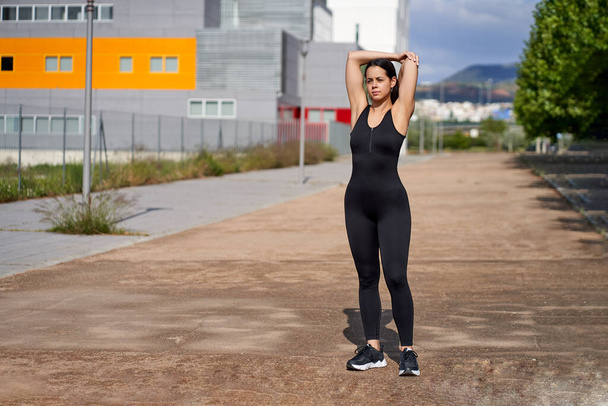 Fiatal nő fitt test csinál izom nyújtás - Fotó, kép