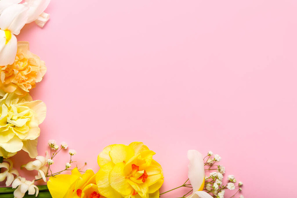 Renkli arka planda güzel çiçekli kompozisyon - Fotoğraf, Görsel