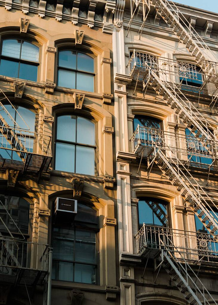 Architectural details and fire escapes in Soho, Manhattan, New York City - Foto, imagen