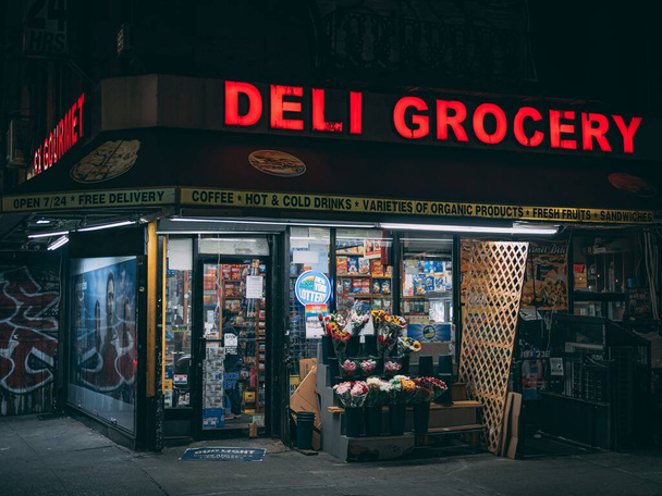 Deli sign at night, in the Lower East Side, Manhattan, New York City - Foto, imagen