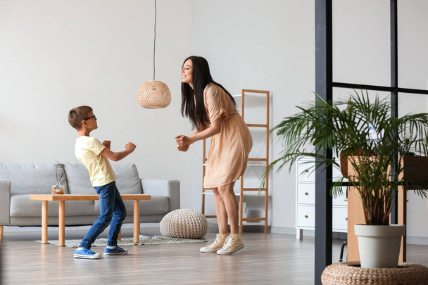 Giovane donna e il suo piccolo figlio che ballano a casa - Foto, immagini
