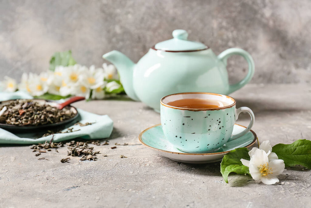ジャスミン茶、乾燥した葉や花のカップとグランジの背景に組成物 - 写真・画像
