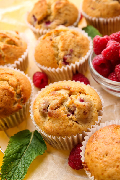Chutné malinové muffiny na stole, detailní záběr - Fotografie, Obrázek