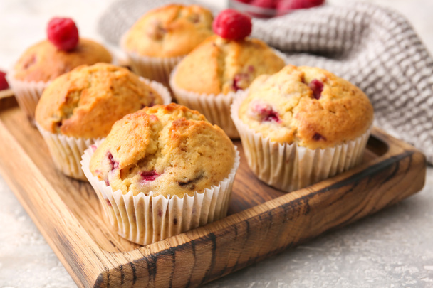 Tábla ízletes málna muffin könnyű háttér, közelkép - Fotó, kép