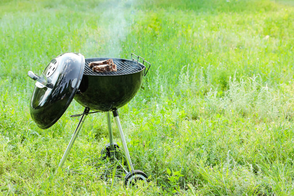 Grill grill ze smacznymi stekami na świeżym powietrzu - Zdjęcie, obraz