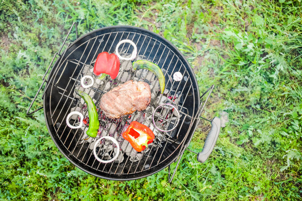 Grill grill ze smacznym stekiem i warzywami na zewnątrz - Zdjęcie, obraz