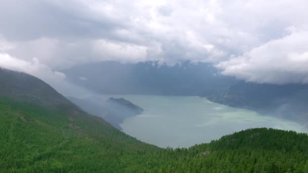 Sis, dağlar ve ormanlarla çevrili göl gizemlerle doludur. Squamish, British Columbia, Kanada 'daki teleferiğin hava görüntüsü. Haziran 2019. - Video, Çekim