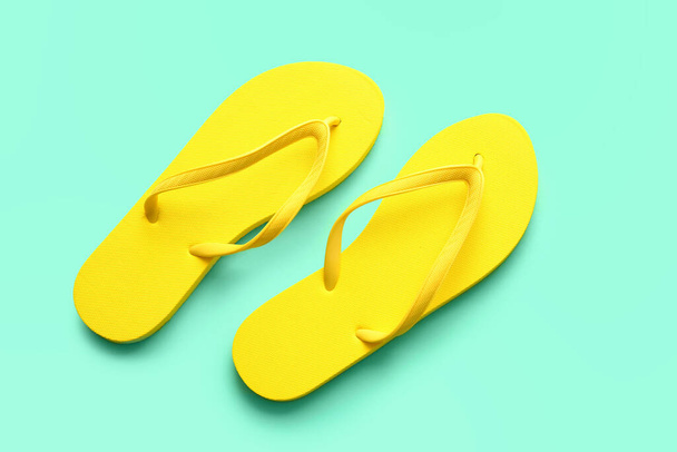 Stílusos flip-flops színes háttér - Fotó, kép