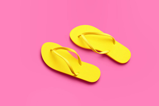 Stílusos flip-flops színes háttér - Fotó, kép