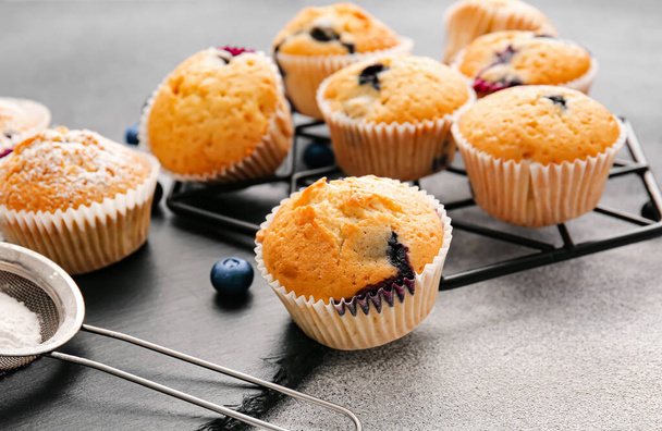 Muffin ai mirtilli saporiti sul tavolo - Foto, immagini