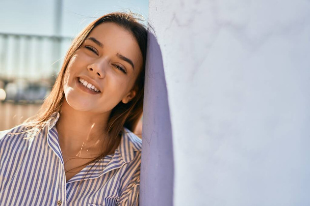 Fiatal spanyol lány mosolyog boldog áll a városban. - Fotó, kép
