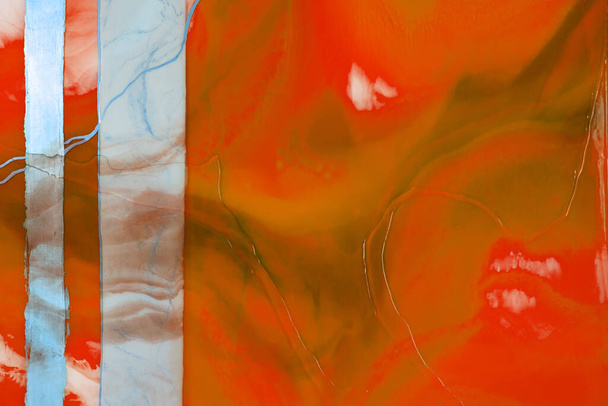 液体の流れのテクスチャペイント。現代美術の背景。抽象的なエポキシ樹脂塗装。青銅と緑の波。抽象的なデジタルペーパーファインアートのパターン. - 写真・画像
