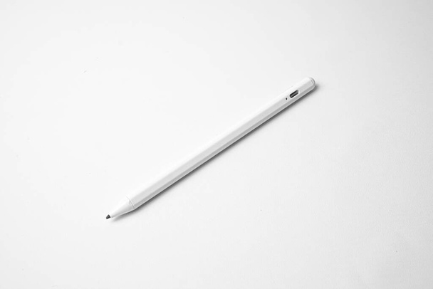 Wit digitaal potlood, tablet stylus, geïsoleerd op een witte achtergrond - Foto, afbeelding