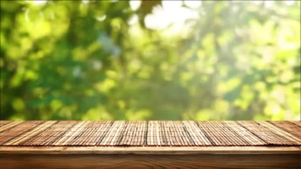 Пустой деревянный стол со свежим зеленым разряженным фоном - Кадры, видео