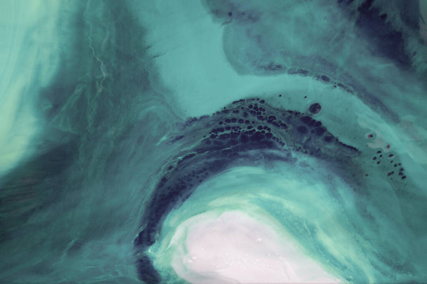 液体の流れのテクスチャペイント。現代美術の背景。抽象的なエポキシ樹脂塗装。青銅と緑の波。抽象的なデジタルペーパーファインアートのパターン. - 写真・画像