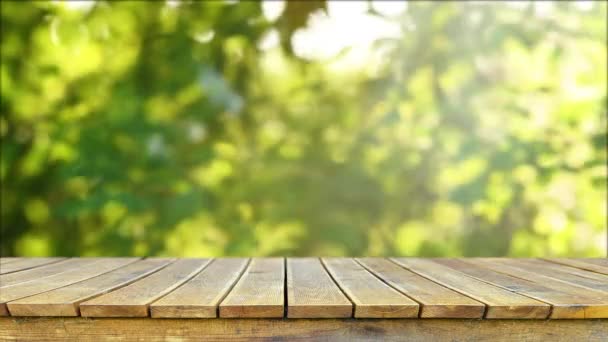 Порожній дерев'яний стіл зі свіжим зеленим оскверненим фоном
 - Кадри, відео