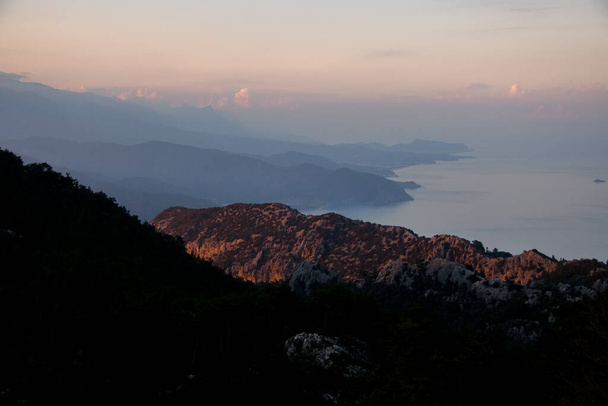 beautiful view of the mountain ranges near the coast of the sea - 写真・画像