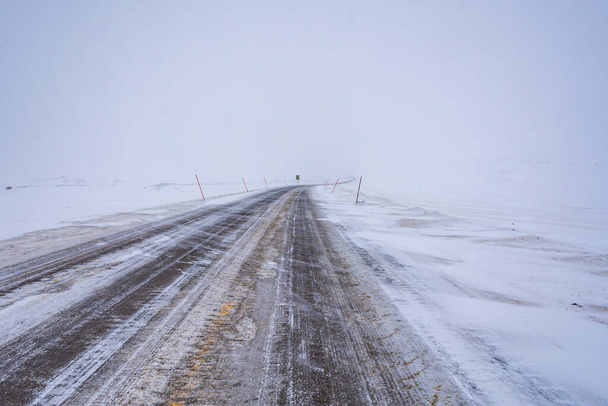 Jäätynyt tie talvella Norjassa - Valokuva, kuva