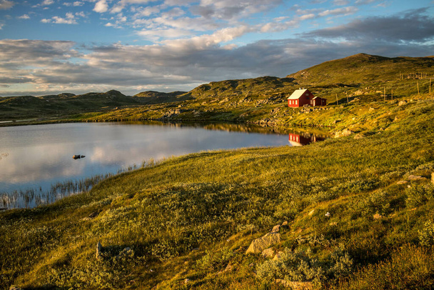 A house near mountain lake in Norway - Fotoğraf, Görsel