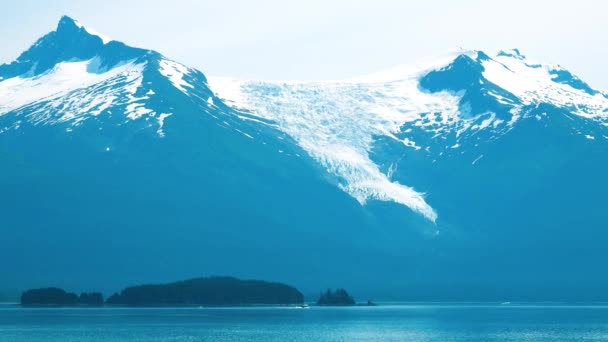 Gölde bir yelkenli. Arkasında eriyen karlar olan dağlar. Alaska fiyortları, eşsiz doğal manzaralar. Alaska, ABD. Haziran 2019. - Video, Çekim