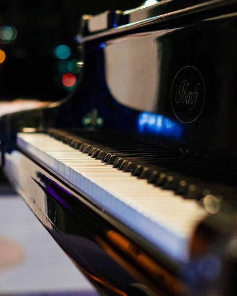 A vertical closeup shot of a black classic piano - Foto, Bild