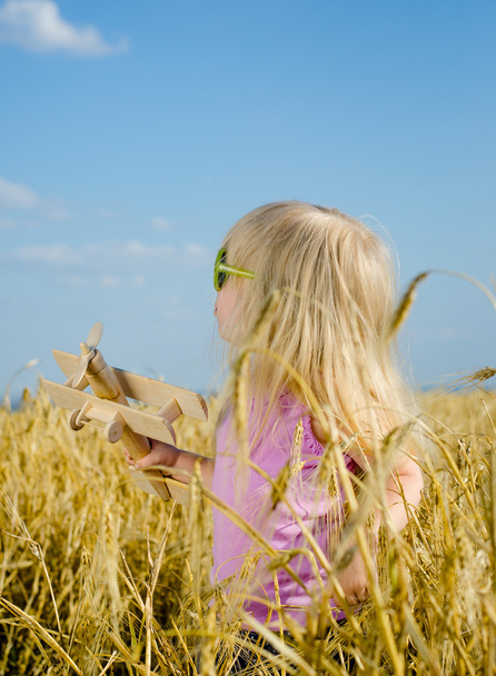renkli şapka ve güneş gözlüğü, sevimli küçük kız - Fotoğraf, Görsel