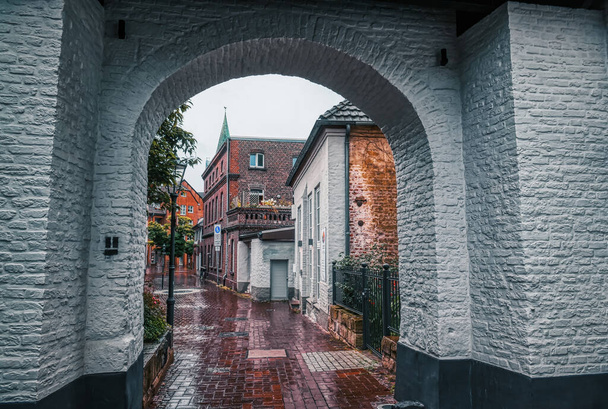 Kilátás egy történelmi kapun át Dinslaken óvárosába - Fotó, kép