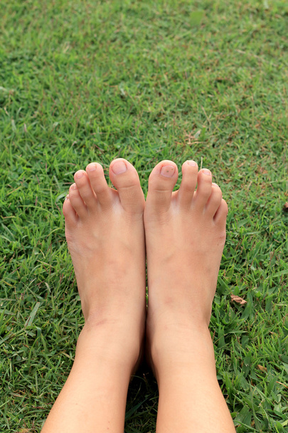 Descalço em um gramado verde
. - Foto, Imagem