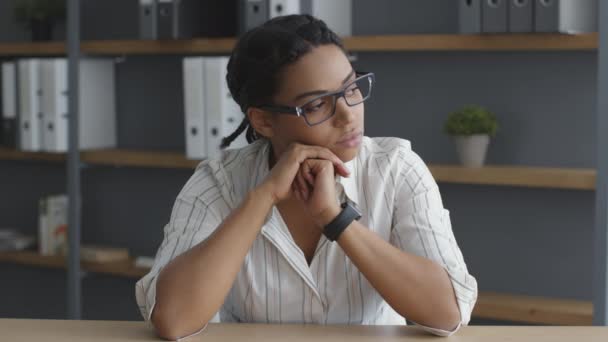 Unalmas afro-amerikai női irodai dolgozó érzi ideges a munkahelyen, félrenéz, és szomorúan lélegzik - Felvétel, videó