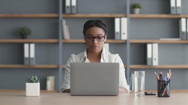İş yerinde başarı. Genç Afro-Amerikan bayan dizüstü bilgisayarda yazıyor, zafer e-postalarını okuyor ve iş yerinde heyecanlanıyor. - Video, Çekim