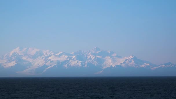 Mavi gökyüzünün altında, buzdağı biraz gizemli görünüyor. Alaska fiyortları, eşsiz doğal manzaralar. Alaska, ABD. Haziran 2019. - Video, Çekim