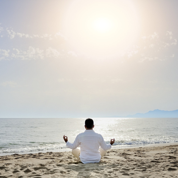uomo che pratica esercizi di meditazione yoga sulla spiaggia - concetto di stile di vita sano
 - Foto, immagini