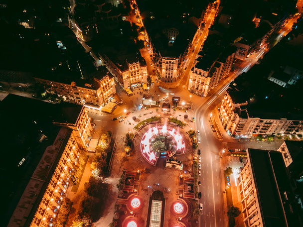 Повітряний вид з дрона центру Києва на Площі Незалежності вночі. - Фото, зображення