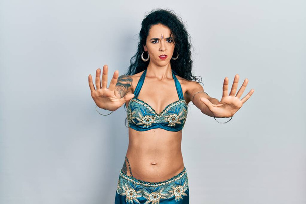 Mujer joven vistiendo bindi y ropa de danza del vientre tradicional haciendo stop gesture con las manos palmas, enojado y expresión de frustración  - Foto, Imagen