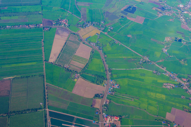 вид на землю с неба / вид с воздуха на зеленом фоне - Фото, изображение