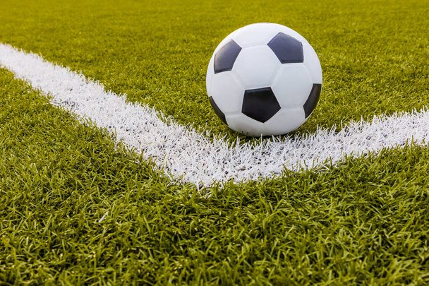 サッカーボール,白い縞のあるサッカー人工芝,サッカースタジアム - 写真・画像