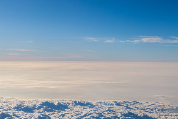 Blauer Himmel mit Wolken Luftaufnahme aus dem Flugzeug für Blackground - Foto, Bild