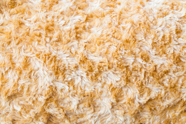 Gros plan de tissu de fausse fourrure marron texture synthétique fond - Photo, image