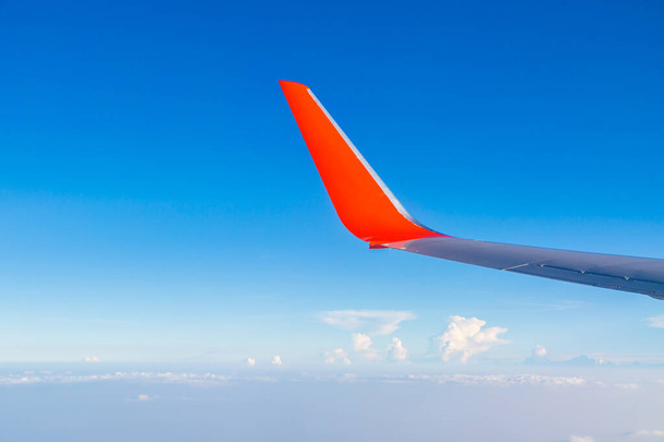 Ala Roja del avión con nube y azul de la ventana - Foto, Imagen