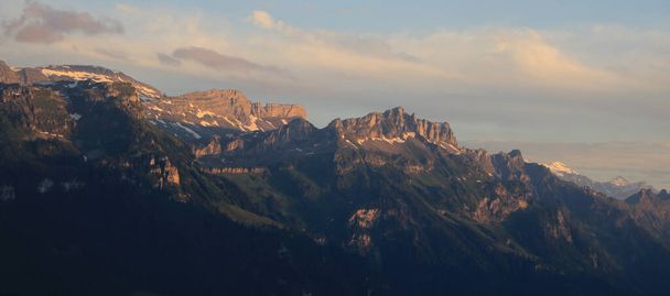 Naplemente a Bernese Oberlandben. Hegyek az Interlaken közelében naplementekor. Roteflue-hegy és Loucherhorn. - Fotó, kép