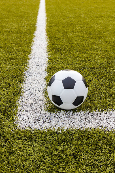 Fußball, Fußball Kunstrasen mit weißem Streifen, Fußballstadion - Foto, Bild