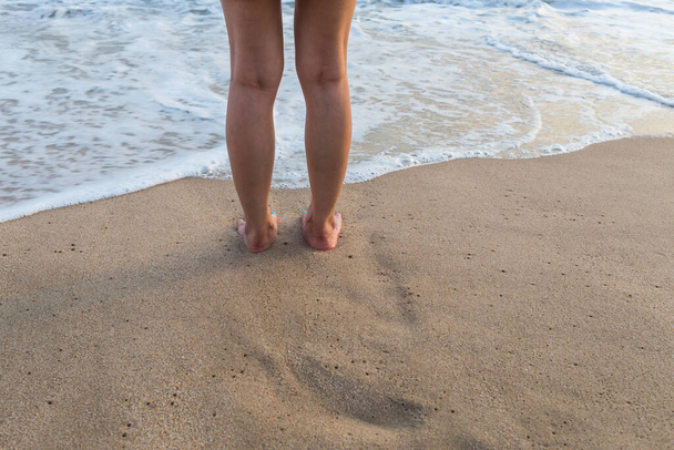 Přichází ke mně vlna, stojím na písku a čekám na pláži. shora dolů pohled - Fotografie, Obrázek