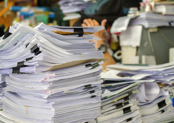 stapel documenten op het bureau stapelen zich op hoog wachten om te worden beheerd. - Foto, afbeelding