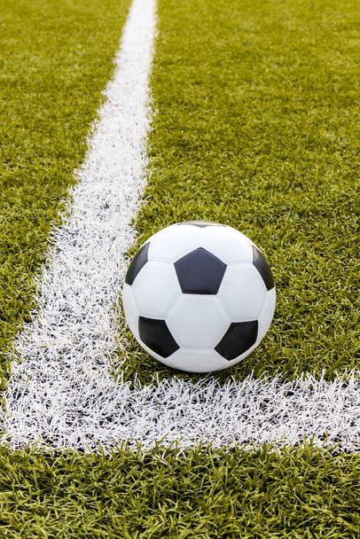 Bola de futebol, Futebol Grama artificial com listra branca, Estádio de futebol - Foto, Imagem